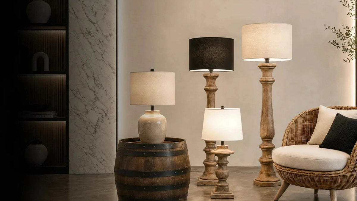 Luxus Showroom mit Vintage Lampen, Rattan Sessel, beiger Marmorwand, schwarzem Regal und warmem Licht für elegantes Wohndesign