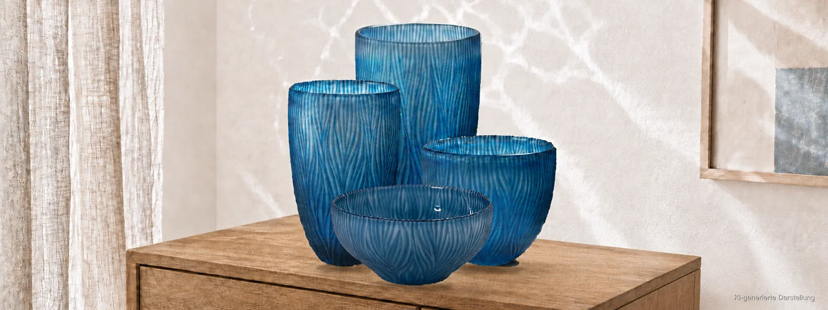 Sompex Dinah blaue Glasvasen und Glasschale auf einer hellen Holzkommode im skandinavischen Wohnambiente