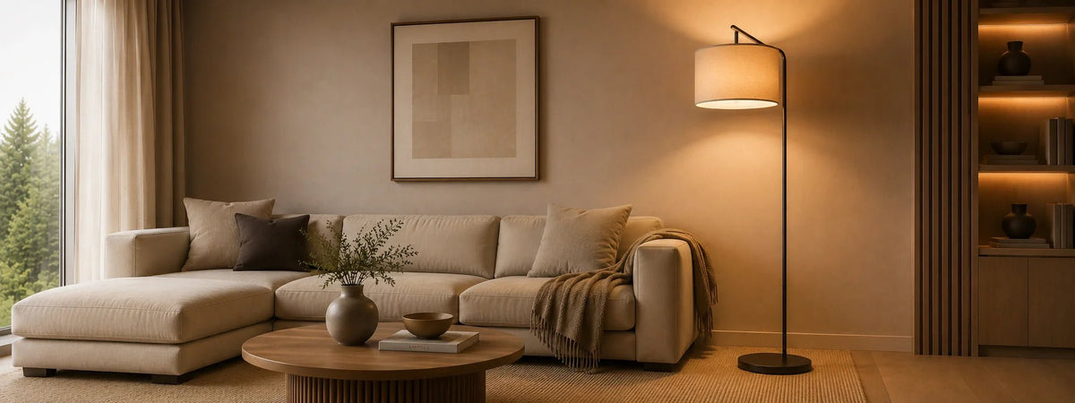 Stehlampen und Stehleuchten im modernen Wohnzimmer mit warmem Licht