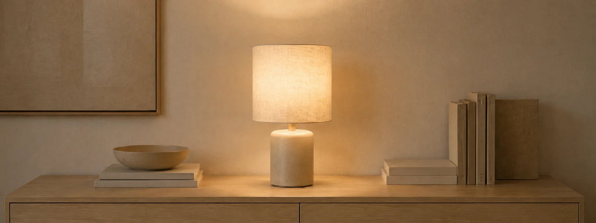Tischlampen und Tischleuchten auf Sideboard mit warmem Licht in moderner Wohnraum-Atmosphäre