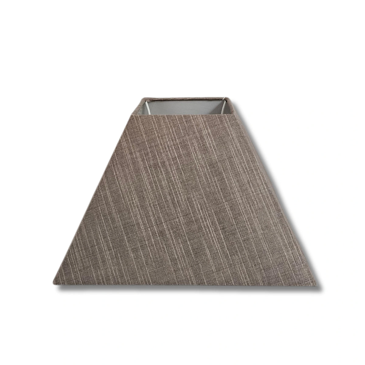 Brauner quadratischer Lampenschirm aus grob gewebtem Wildseiden‑Stoff; Vorderansicht, obere Öffnung 11×11 cm, untere 25×25 cm, Innenfutter in Weiß.Artikelnummer 30425-636