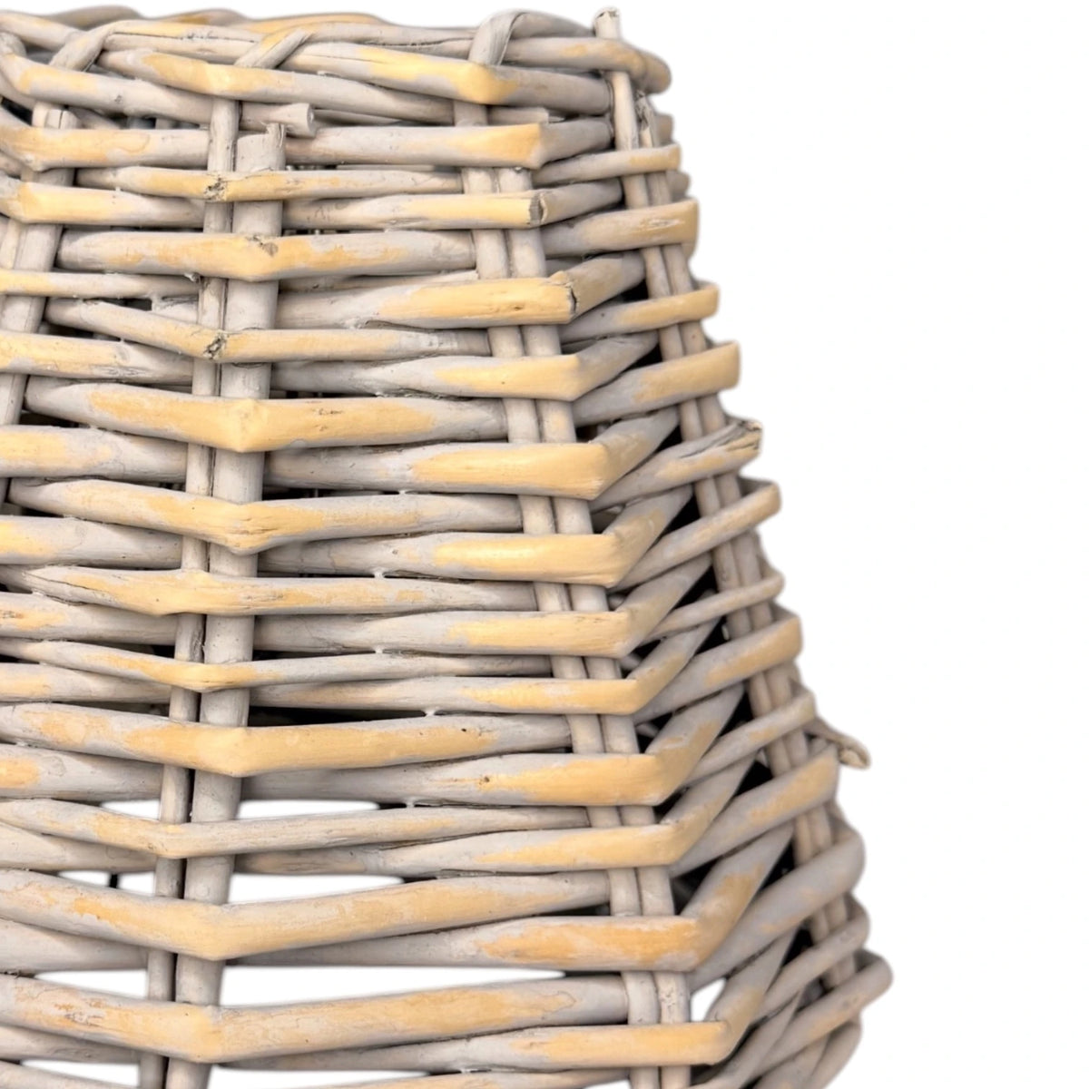 Detailaufnahme des grau-beigen Flechtwerks des Light & Living Lampenschirms