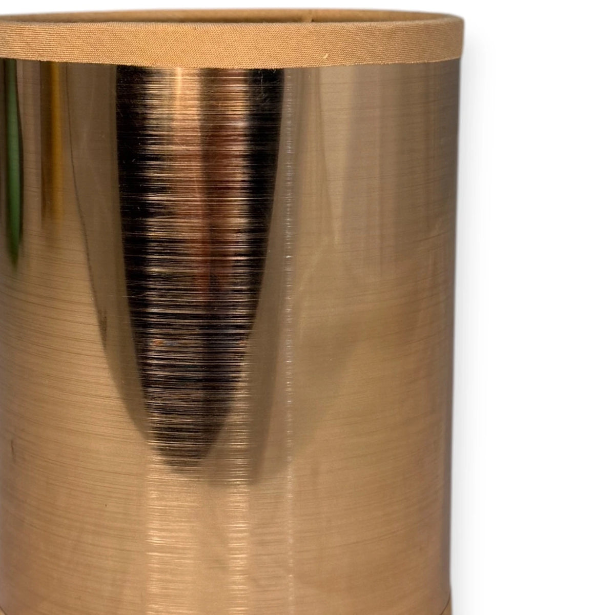 Detailansicht des glänzenden gold-kupferfarbenen Light & Living Lampenschirms mit transluzenter Oberfläche