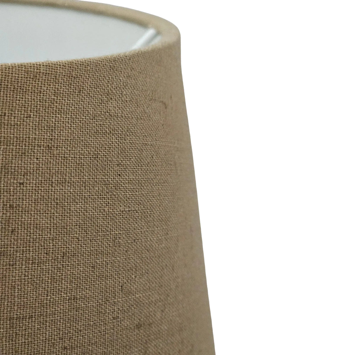     Detailaufnahme Lampenschirm 5825-648 aus Baumwolle mit sichtbarer Webstruktur, kleinen Naturfasern und sauber verarbeitetem Rand. 