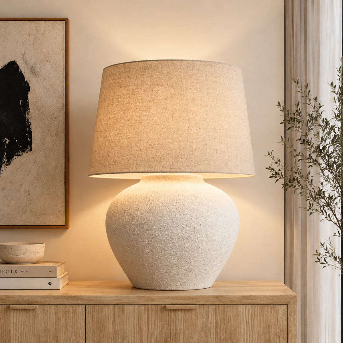 Brauner Stofflampenschirm auf heller Keramik Tischlampe im modernen Wohnraum