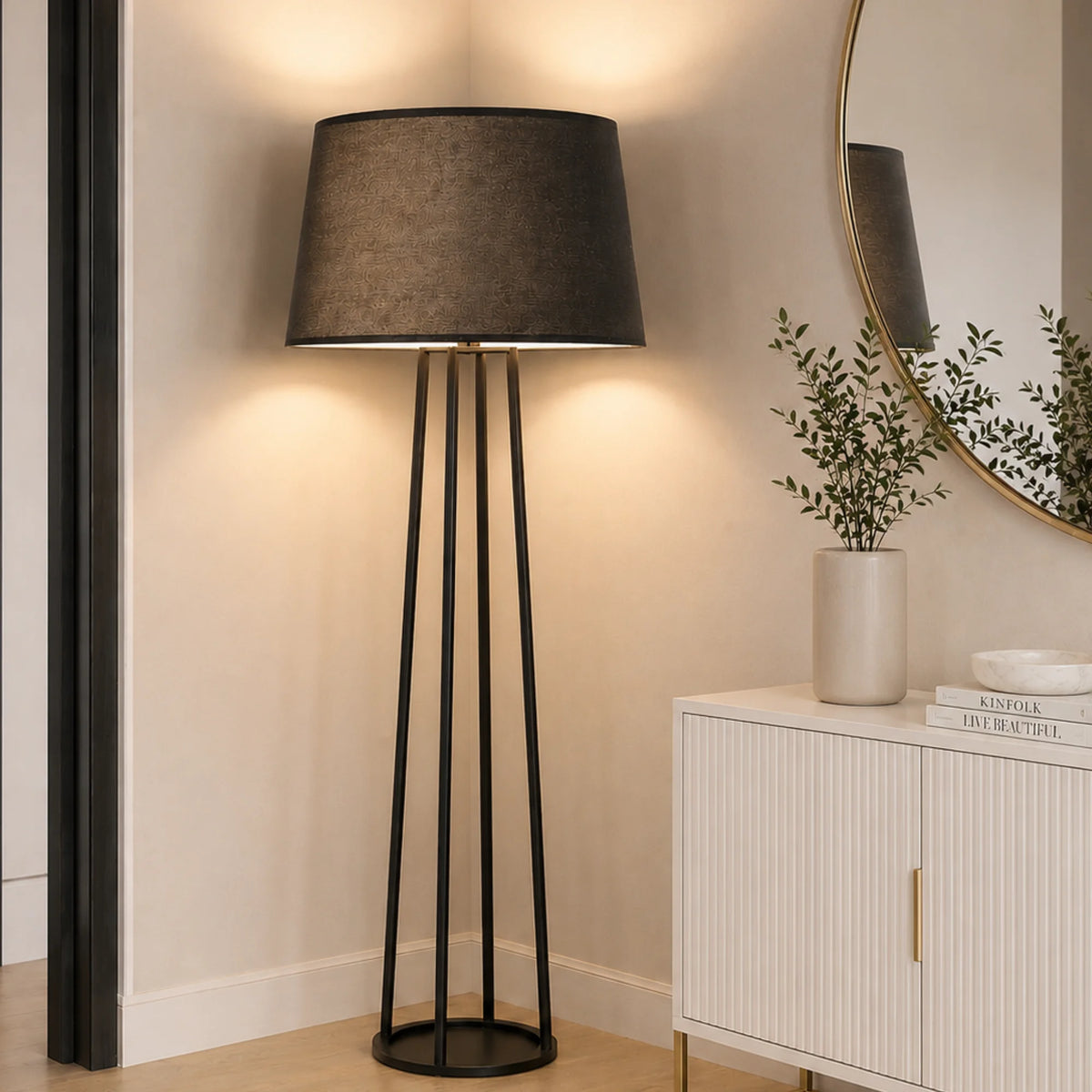 Lampenschirm auf moderner Stehlampe im Wohnraum