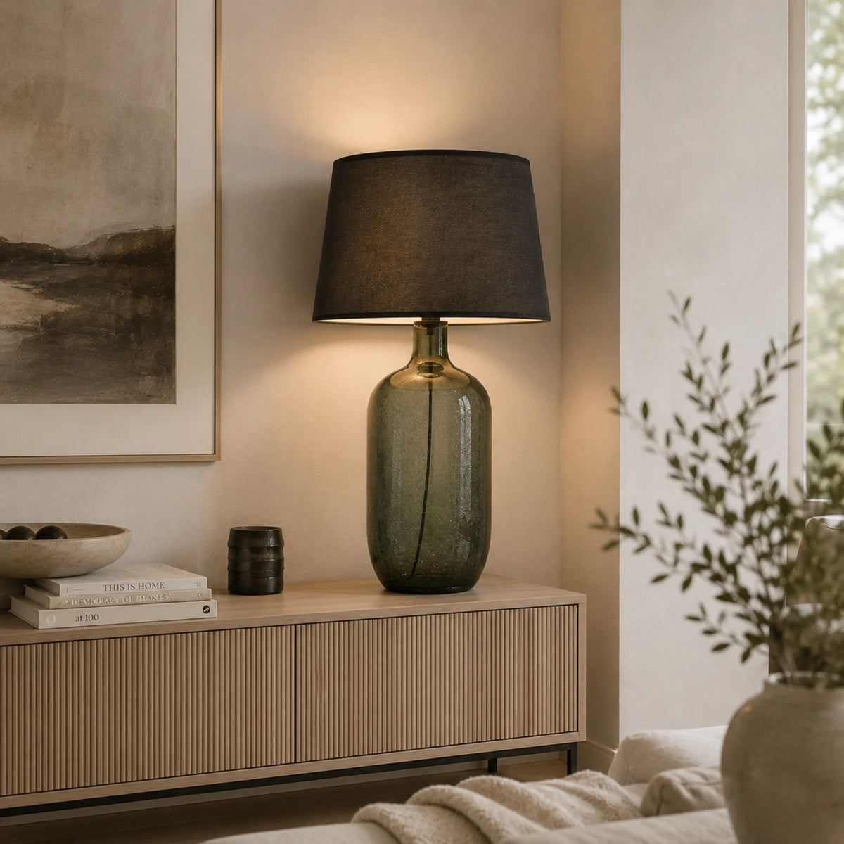 Lampenschirm auf großer Tischlampe im Wohnbereich