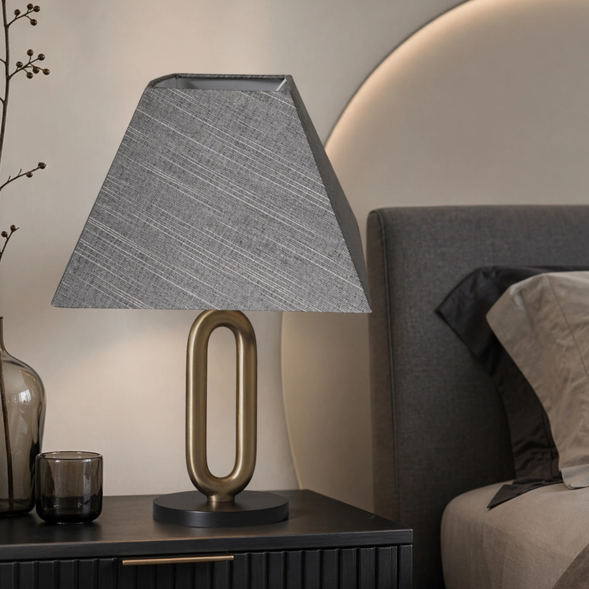 Lampenschirm grau auf Nachttischlampe Schlafzimmer