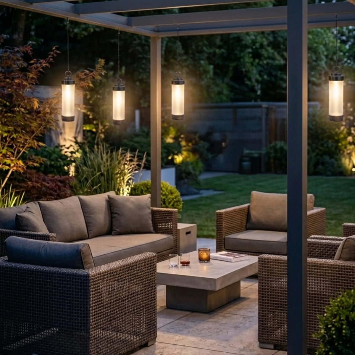 Hängende Laterne aus Chrom und gefrostetem Glas als stimmungsvolle Beleuchtung über einer modernen Terrasse mit Lounge-Möbeln