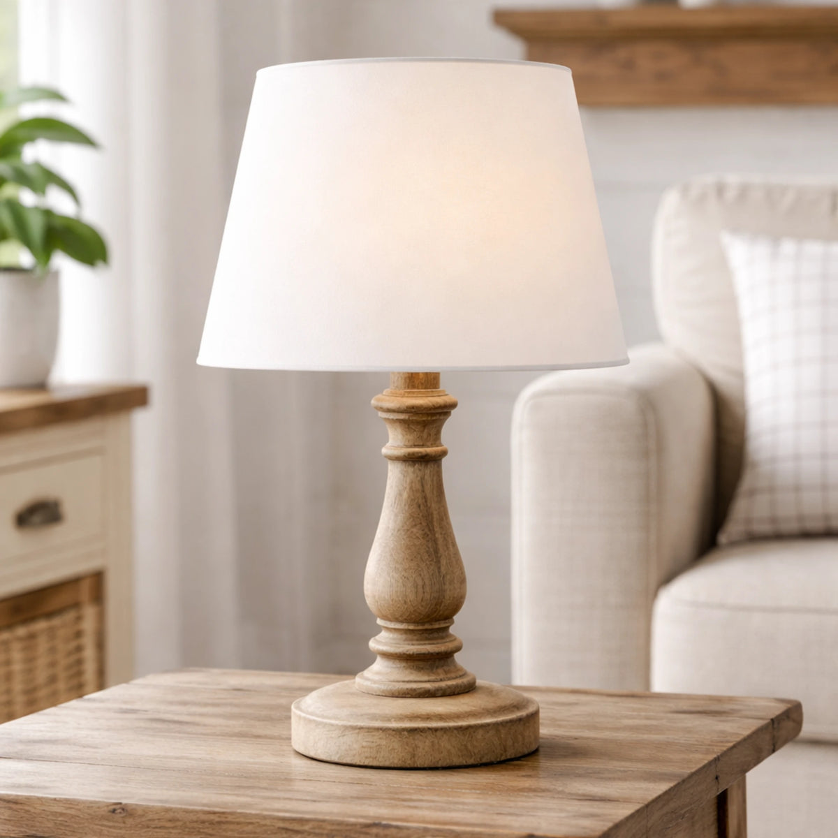 Artikel 5825-649, weißer Lampenschirm aus Baumwolle auf einer Tischlampe mit Holzfuß im wohnlichen Innenraum.