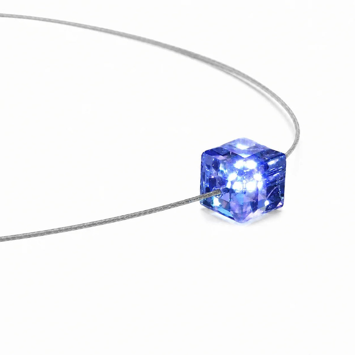 Das Firejewel LED-Armband mit blauem Cube-Kristall