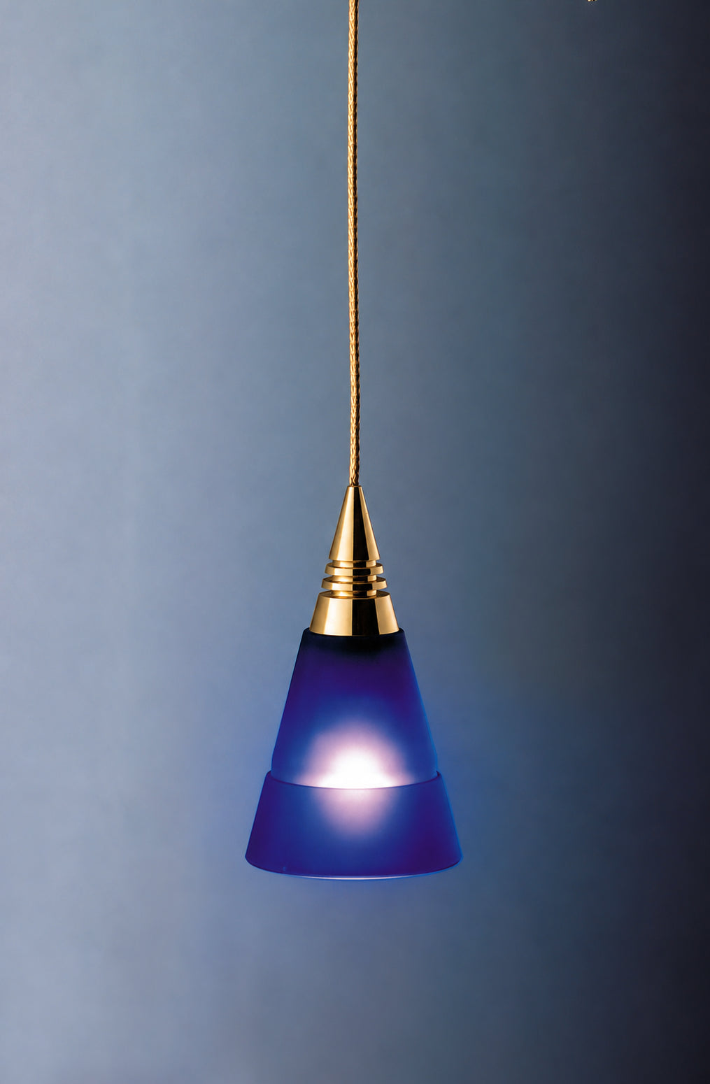 BRUCK VIOLA 95 Gold Pendelleuchte mit violettem Glasschirm und geflochtenem Textilkabel, Detailansicht der goldfarbenen Metallaufnahme