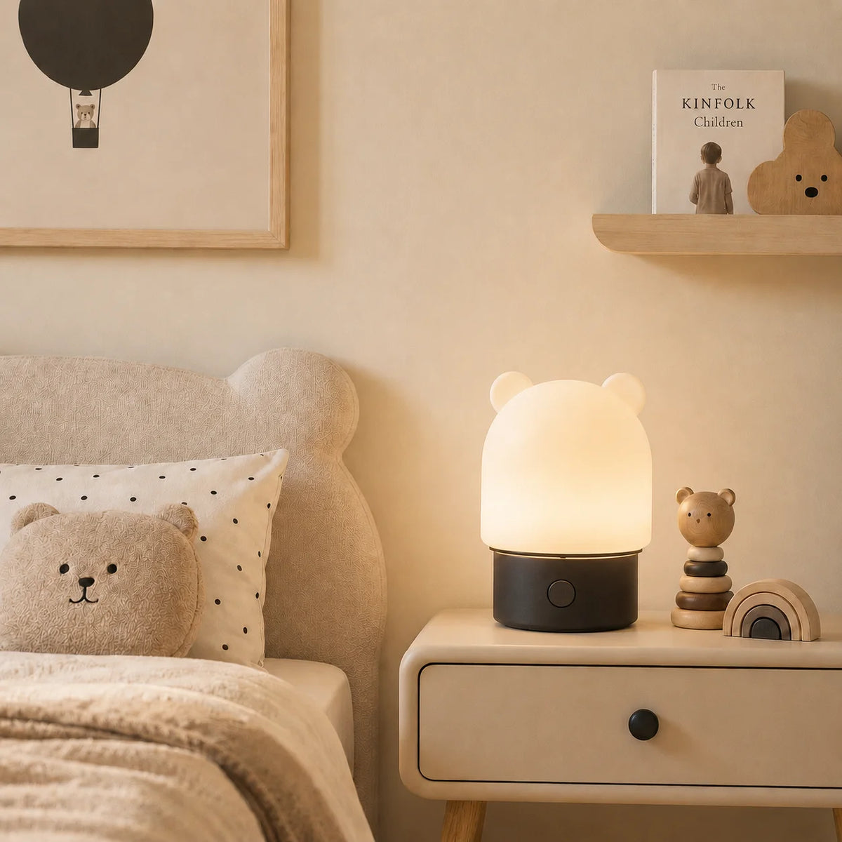 Gemütliches Kinderzimmer mit leuchtender Bärenlampe, beigem Bett und kindgerechter Dekoration in warmen Farben