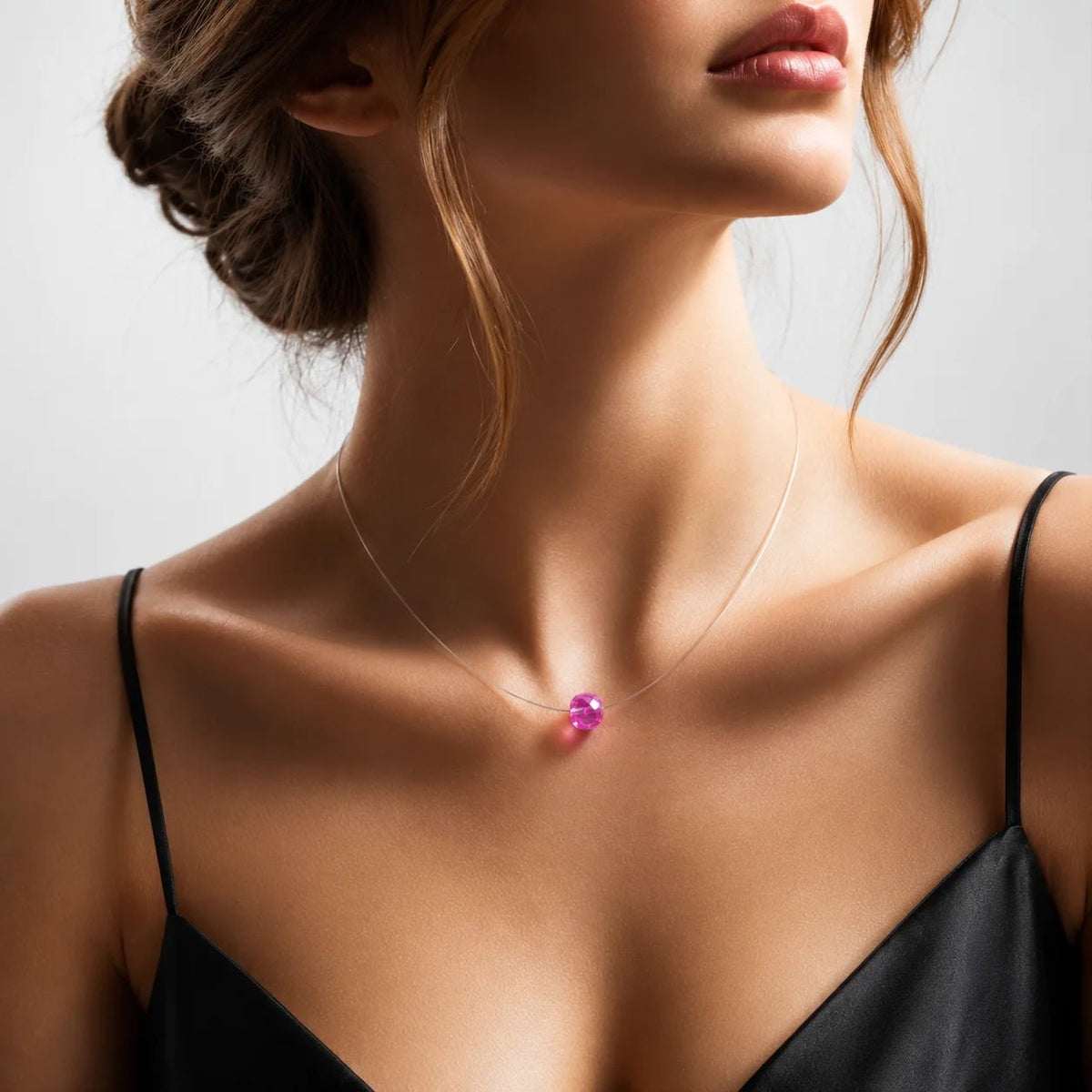LED Halskette Ball Pink mit Swarovski® Elements getragen