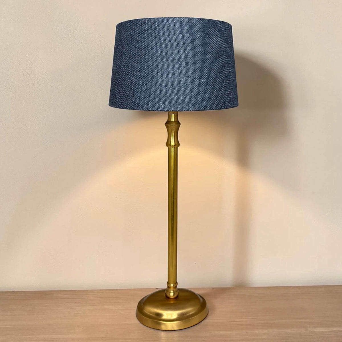 Lampenschirm in Blau auf goldenem Tischlampenfuß als Anwendungsbeispiel