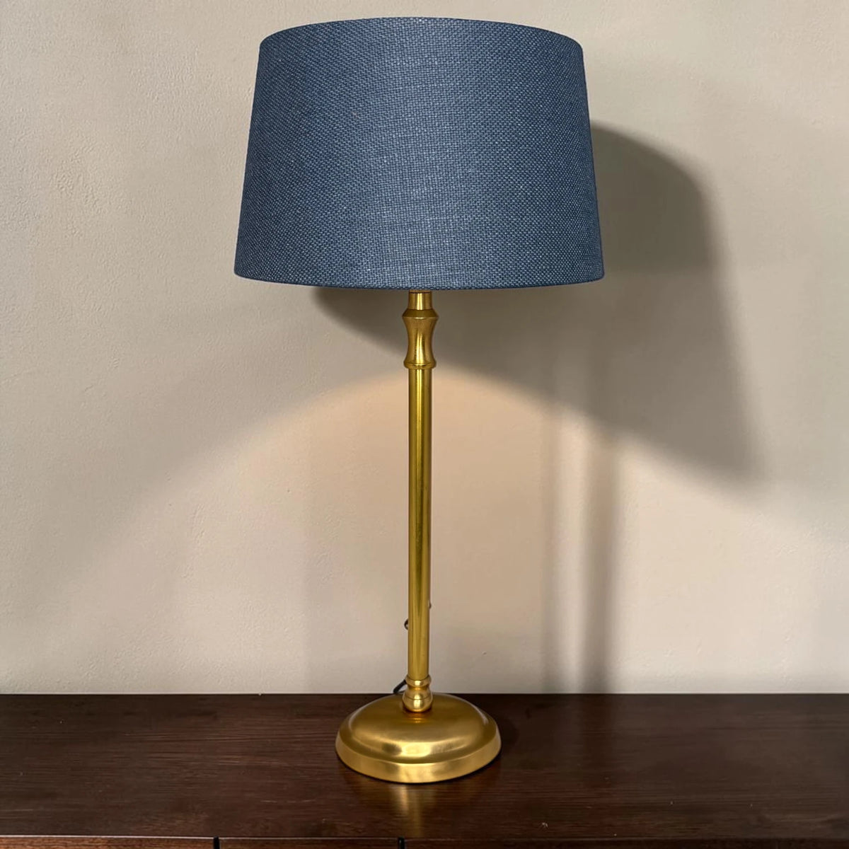 Lampenschirm in Blau auf goldenem Tischlampenfuß als Anwendungsbeispiel