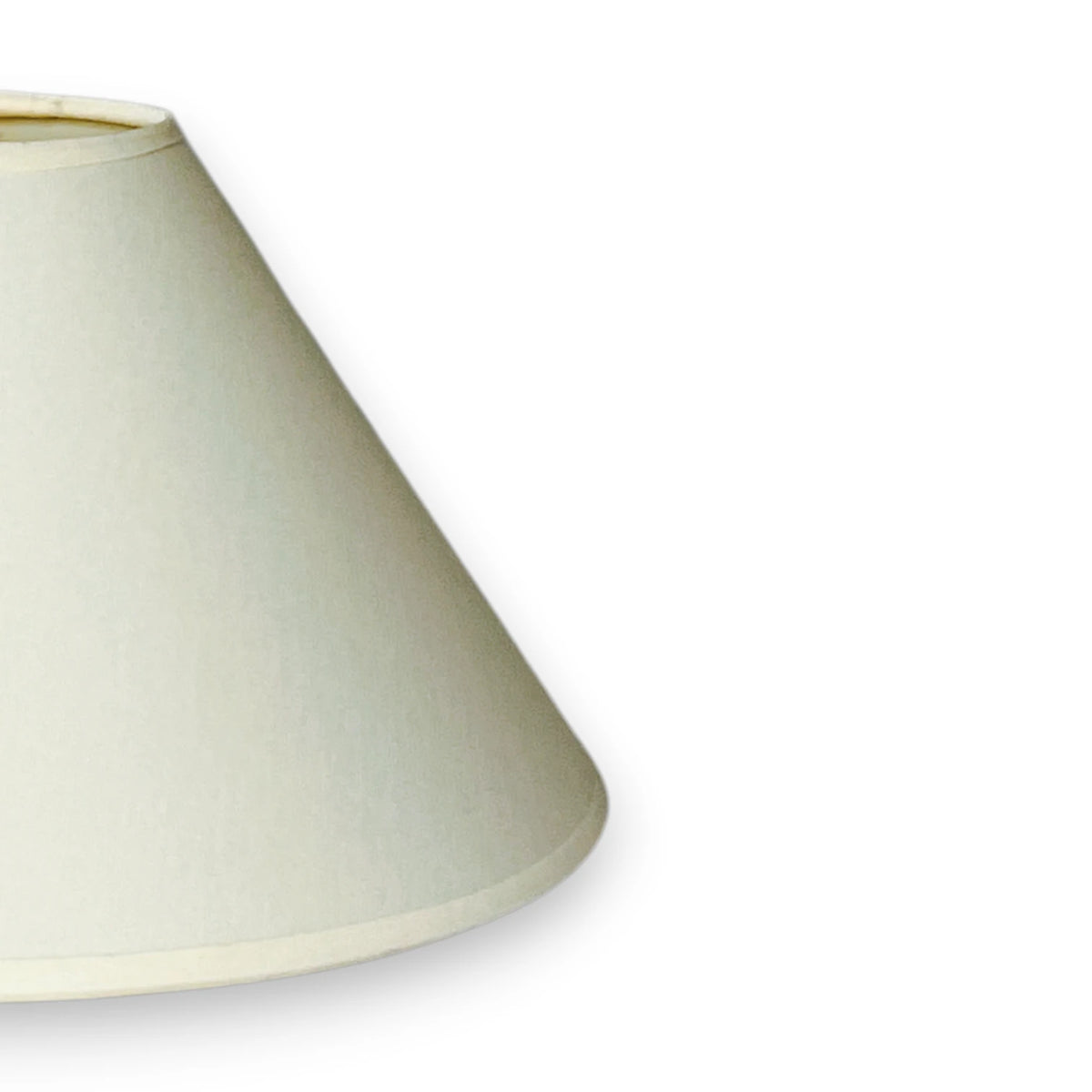 Nahaufnahme der textilen Oberfläche des Lampenschirms in Creme Beige