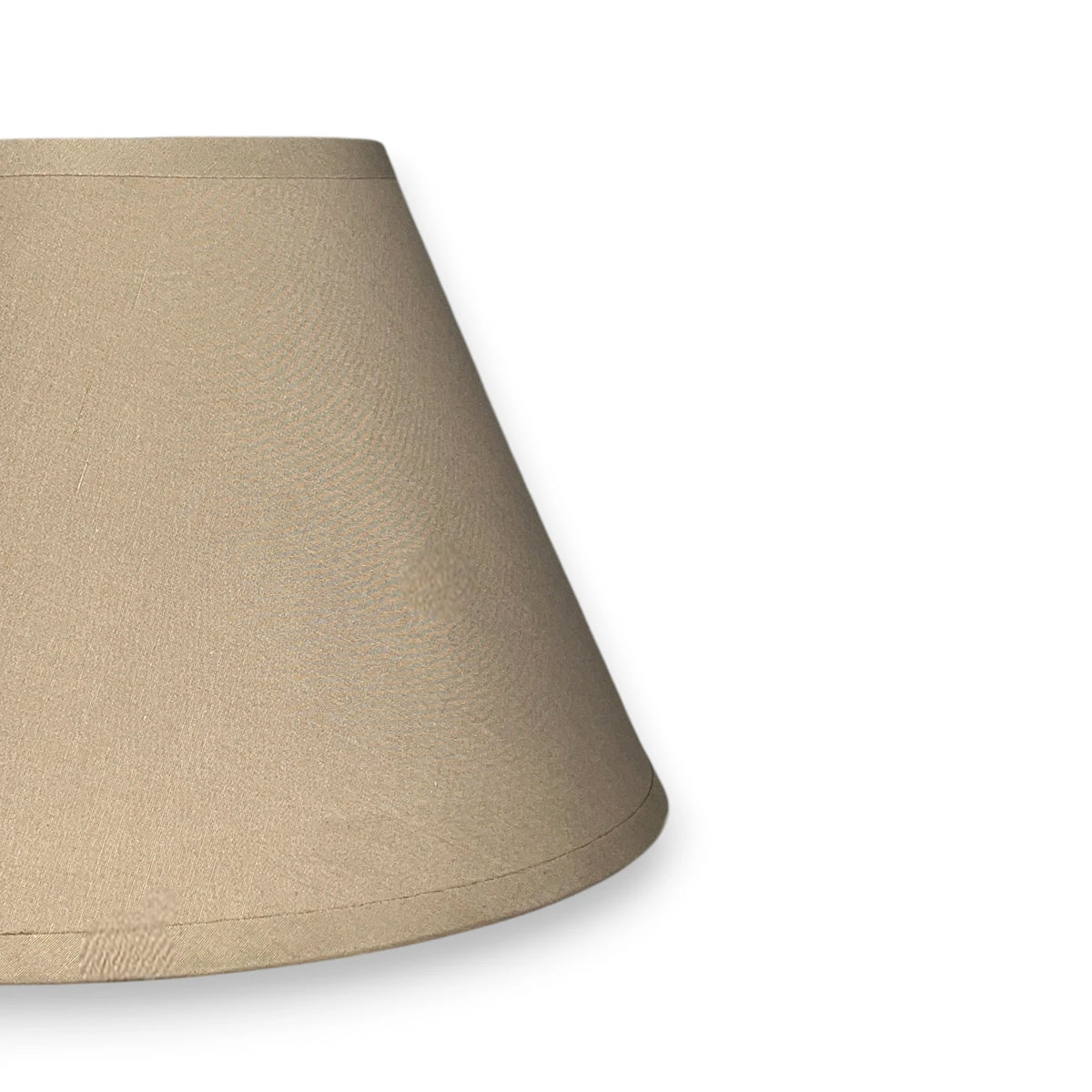 Nahaufnahme der textilen Oberfläche des Lampenschirms in Creme Beige