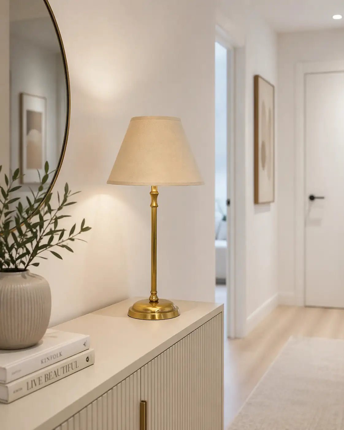 Lampenschirm in Creme-Beige auf heller Tischlampe im Flur, dekoriert auf einem Seidbordtisch.