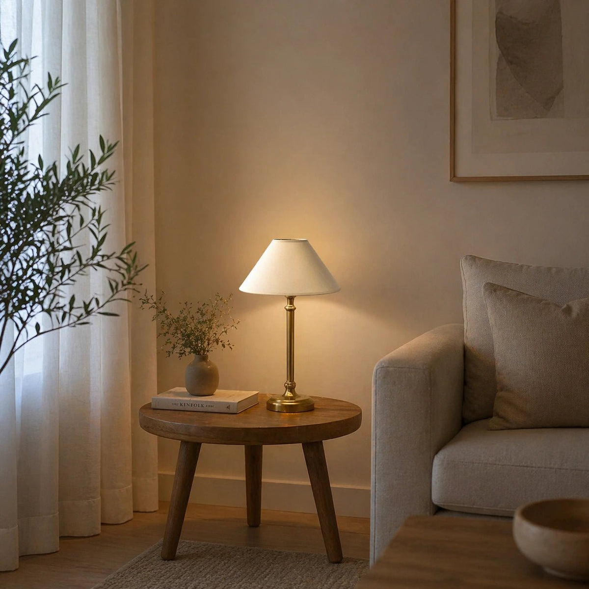 Lampenschirm in Creme-Beige auf heller Tischlampe im Wohnzimmer, dekoriert auf Beistelltisch neben Sofa