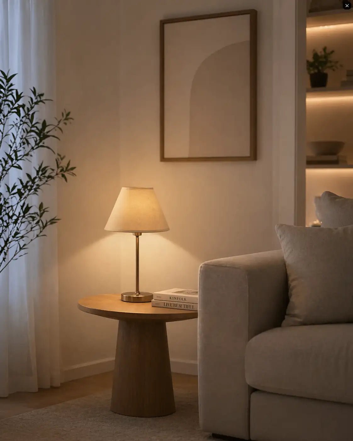 Lampenschirm in Creme-Beige auf heller Tischlampe im Wohnzimmer, dekoriert auf Beistelltisch neben Sofa