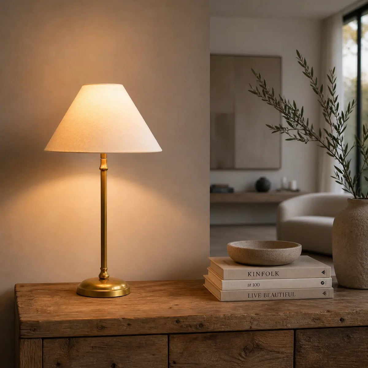 Lampenschirm in Creme auf goldener Tischlampe im Flur, dekoriert auf einem Seidbordtisch.