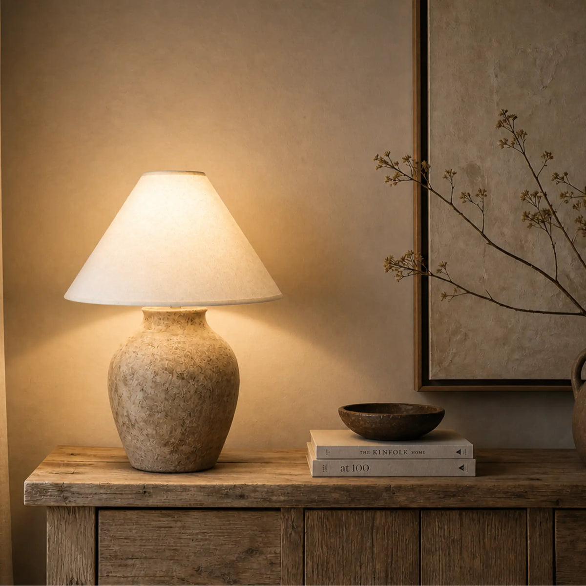 Lampenschirm in Creme auf heller Tischlampe im Flur, dekoriert auf einem Seidbordtisch.