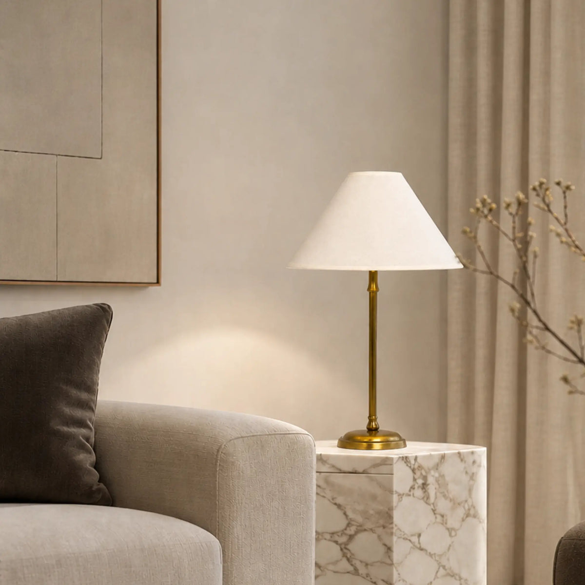 Lampenschirm in Creme auf heller Tischlampe im Wohnzimmer, dekoriert auf Beistelltisch neben Sofa