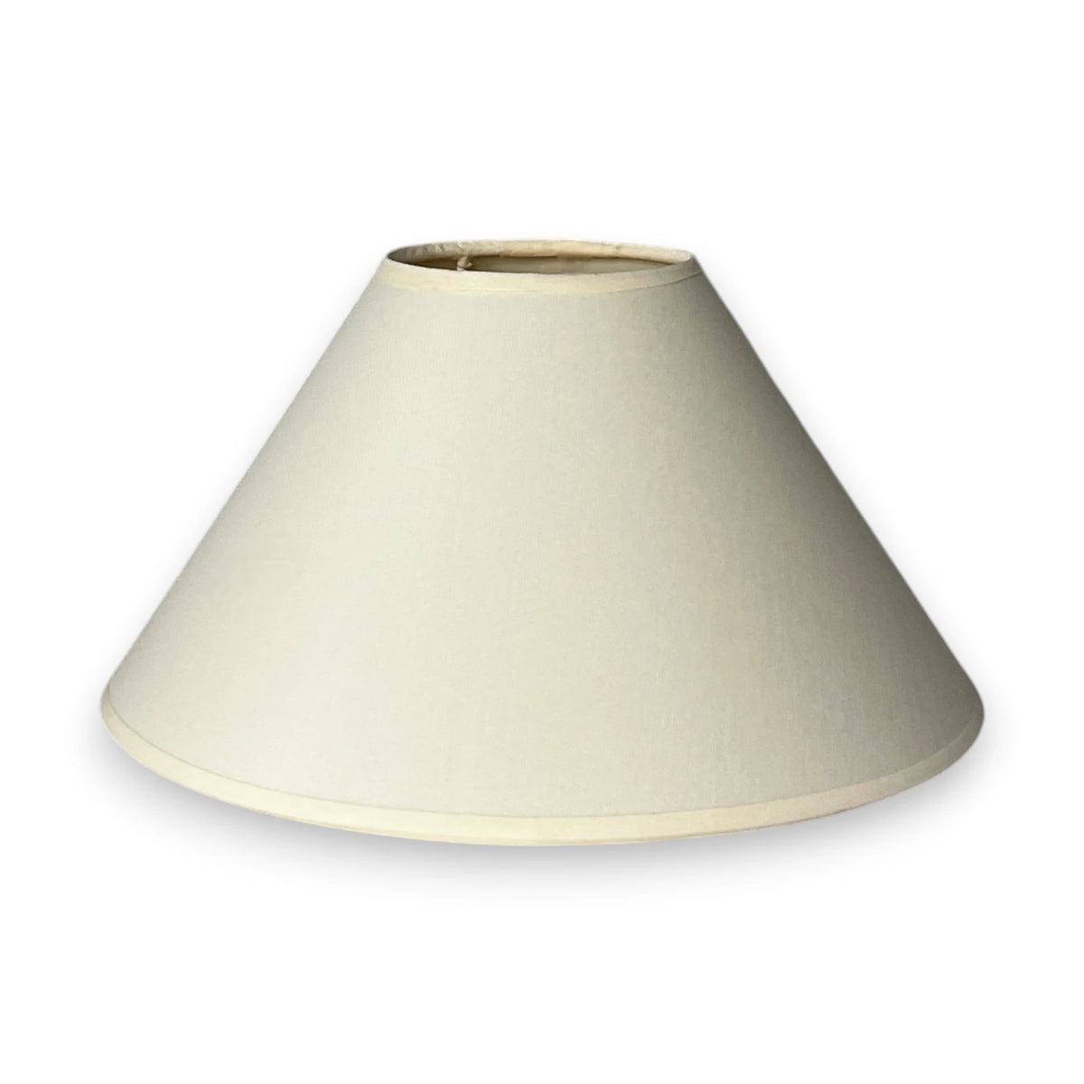 Konischer Lampenschirm in Creme aus Baumwollstoff mit E27-Aufnahme-Front