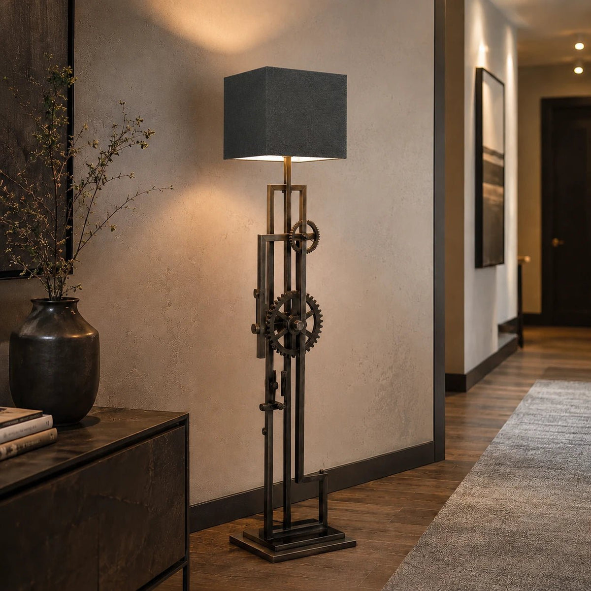 Lampenschirm in Grau auf Moderner Stehlampe in Flur