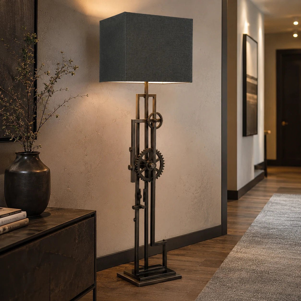 Lampenschirm in Anthranziauf Moderner Stehlampe in Flur.