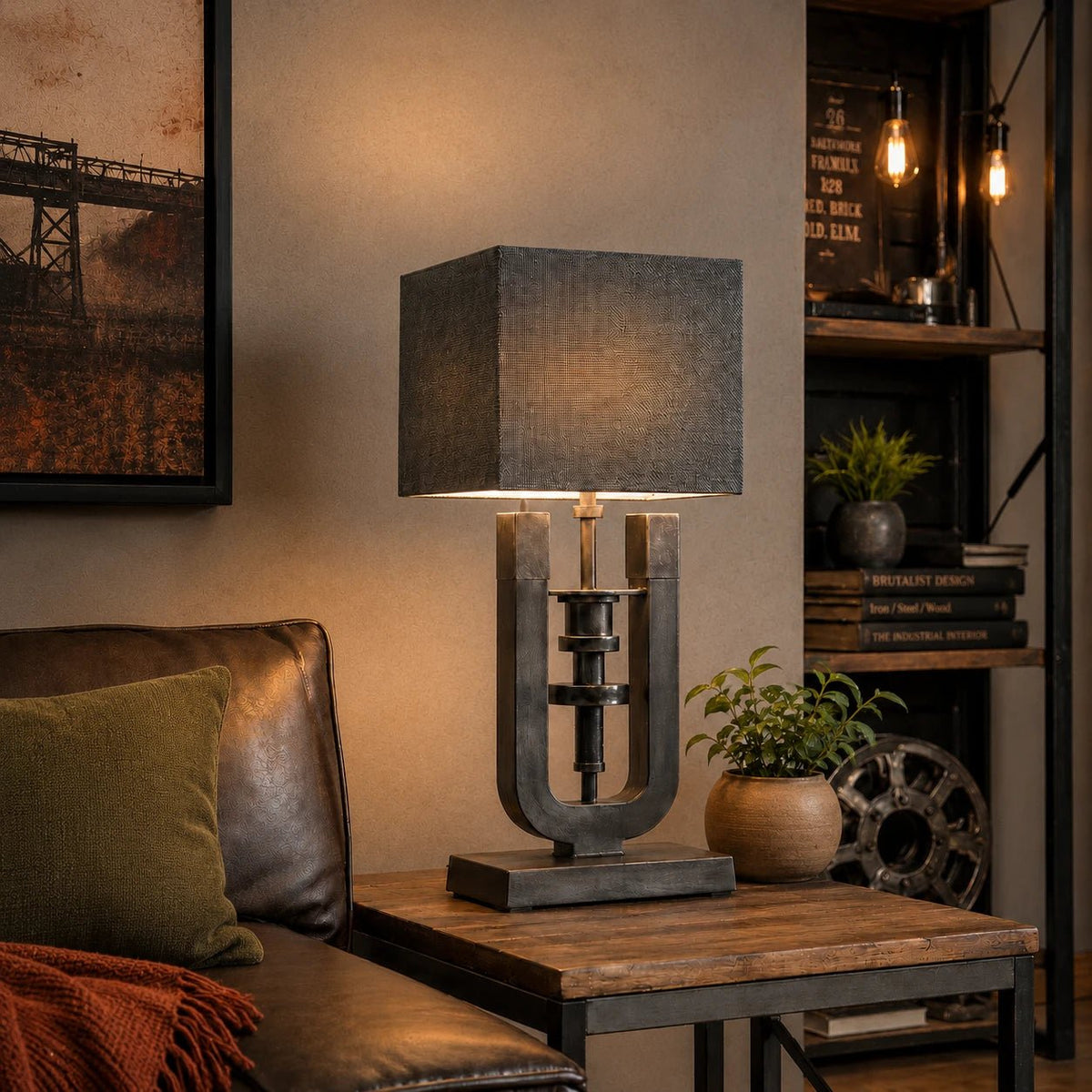 Lampenschirm in Grau auf Mettal Tischlampe im Wohnzimmer, dekoriert auf einem Seidbordtisch.