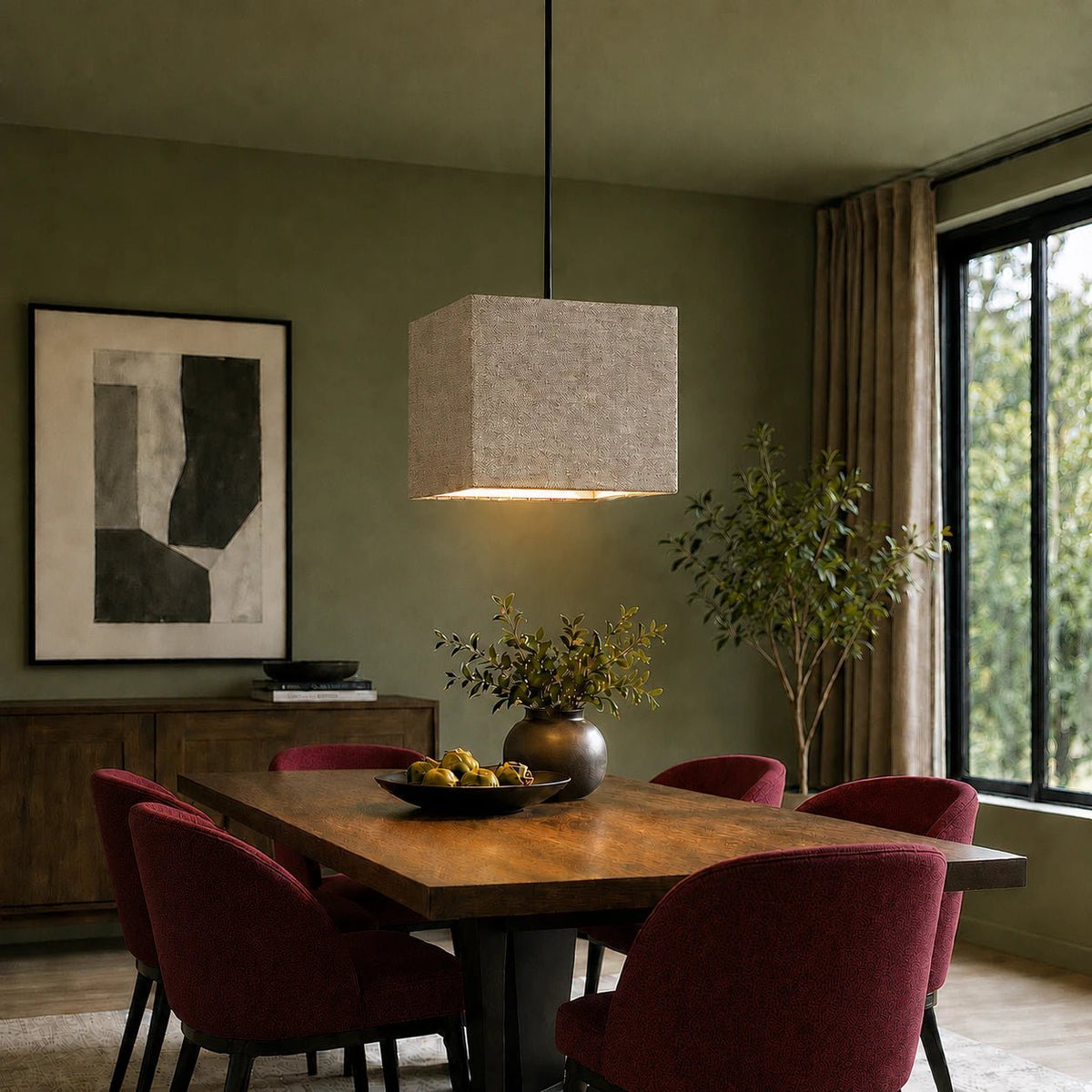 Lampenschrm in Grau-Braun als Hängelampe in Esszimmer.