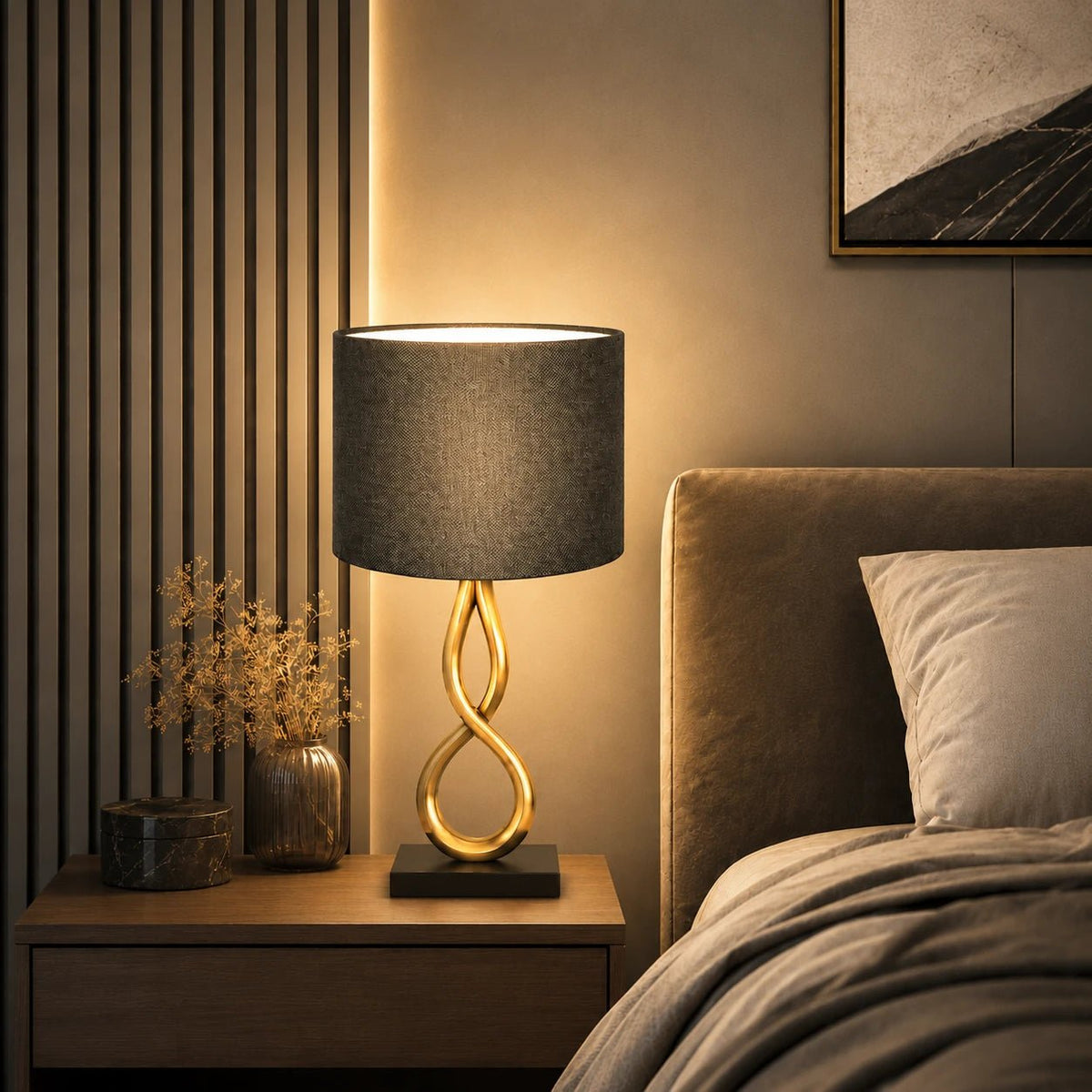 Lampenschirm in Grau auf Holz Stehlampe im Schlafzimmer