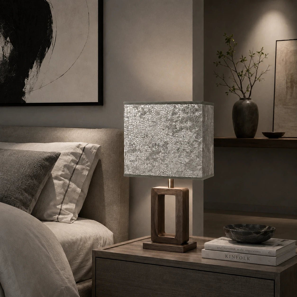 Lampenschirm in Grau Silber auf Holz Tischlampe im Schlafzimmer, dekoriert auf einem Seidbordtisch.