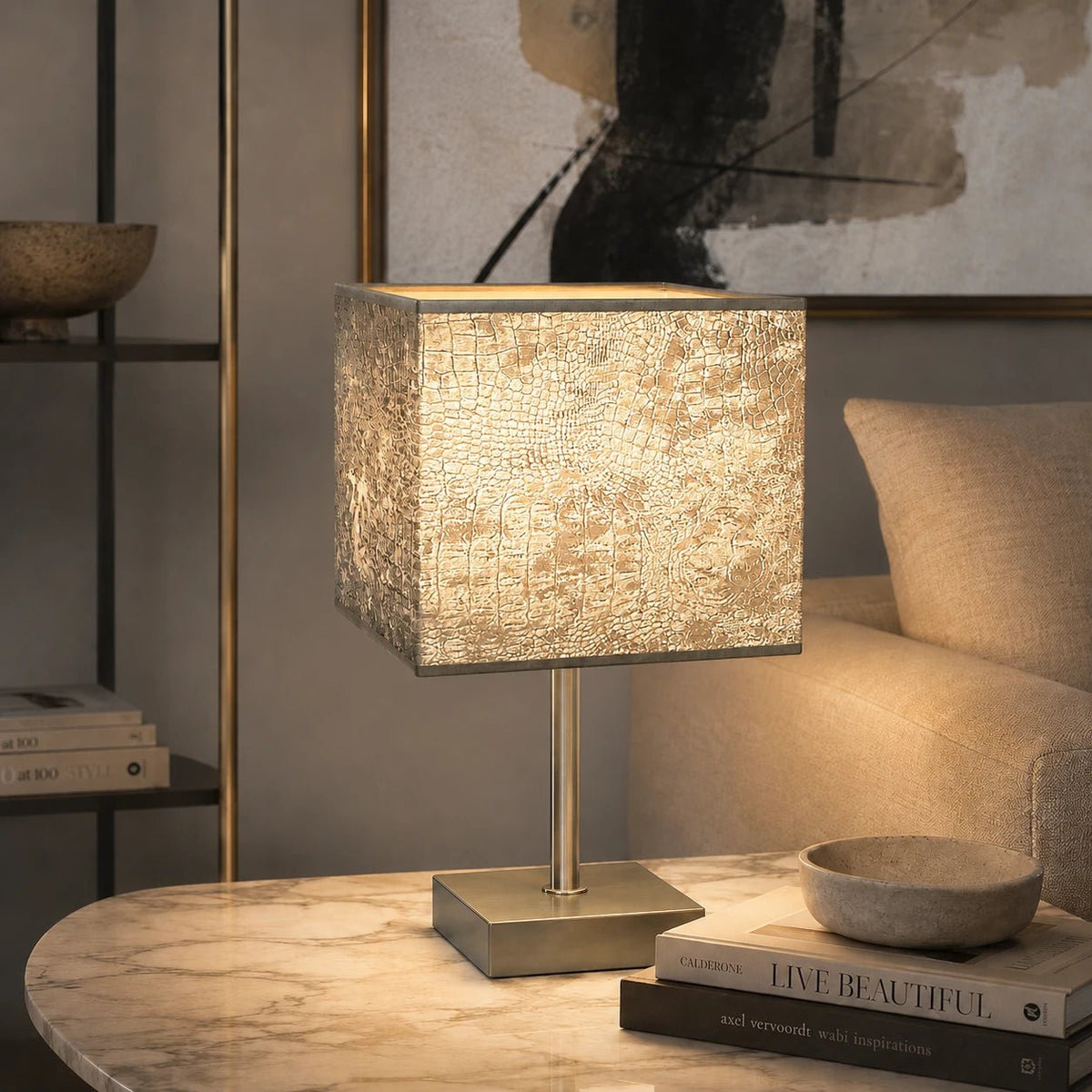 Lampenschirm in Grau Silber auf Moderner Stehlampe im Wohnzimmer