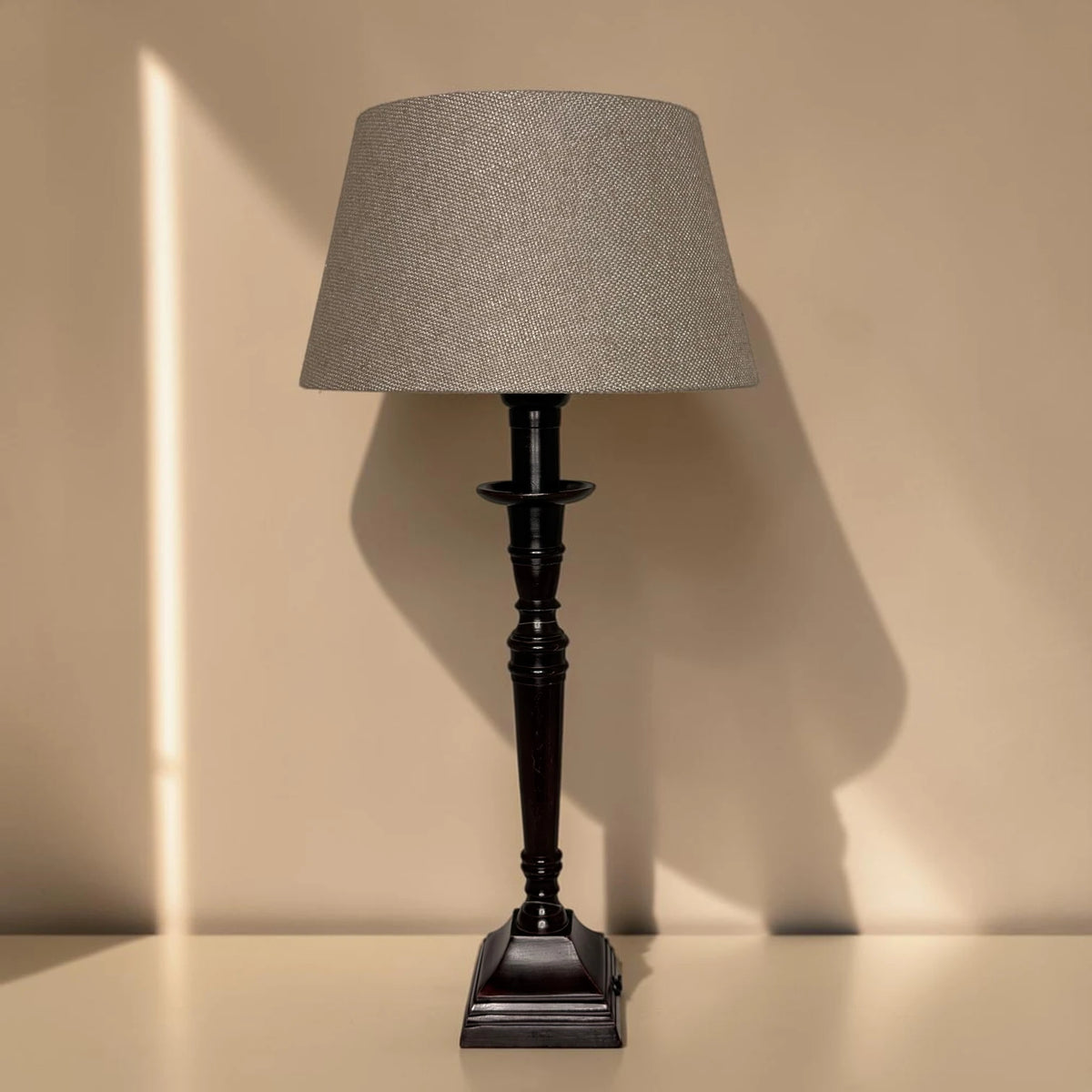 Lampenschirm in Lever Taupe auf dunklem Tischlampenfuß als Anwendungsbeispiel