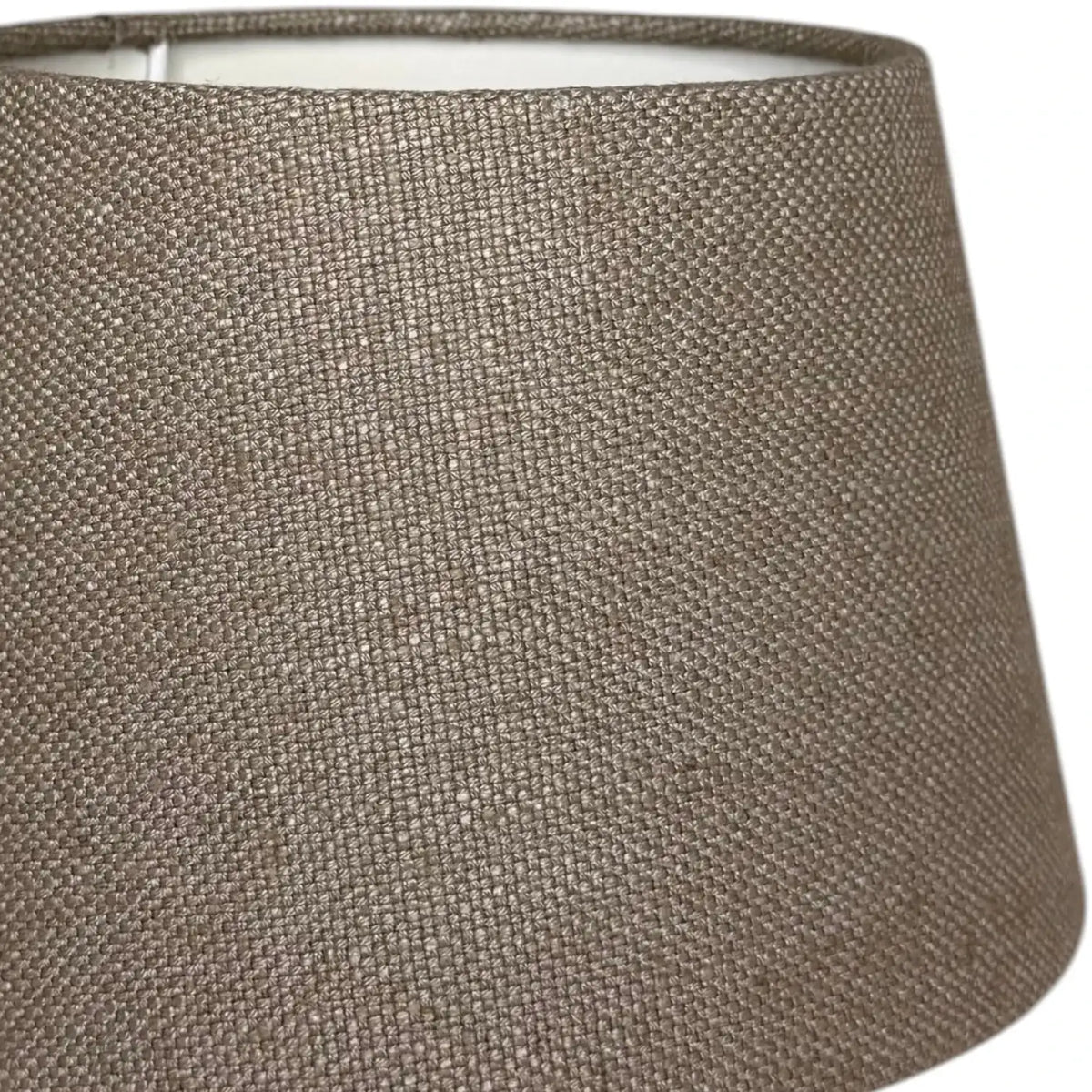 Nahaufnahme der textilen Oberfläche des Lampenschirms in Lever Taupe