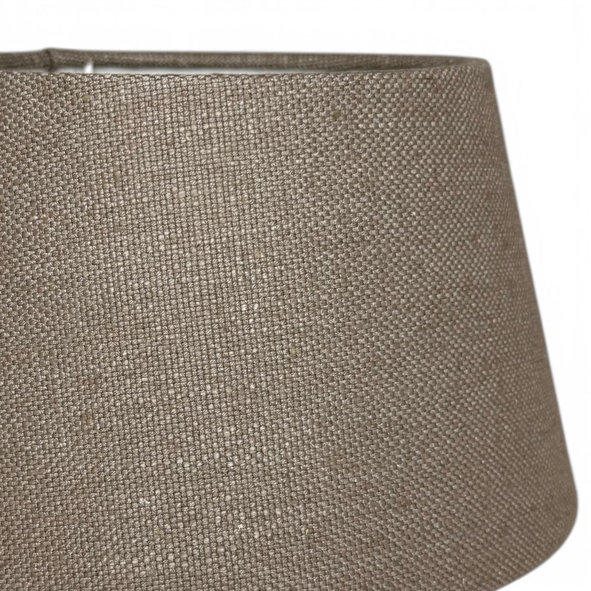 Nahaufnahme der textilen Oberfläche des Lampenschirms in Lever Taupe