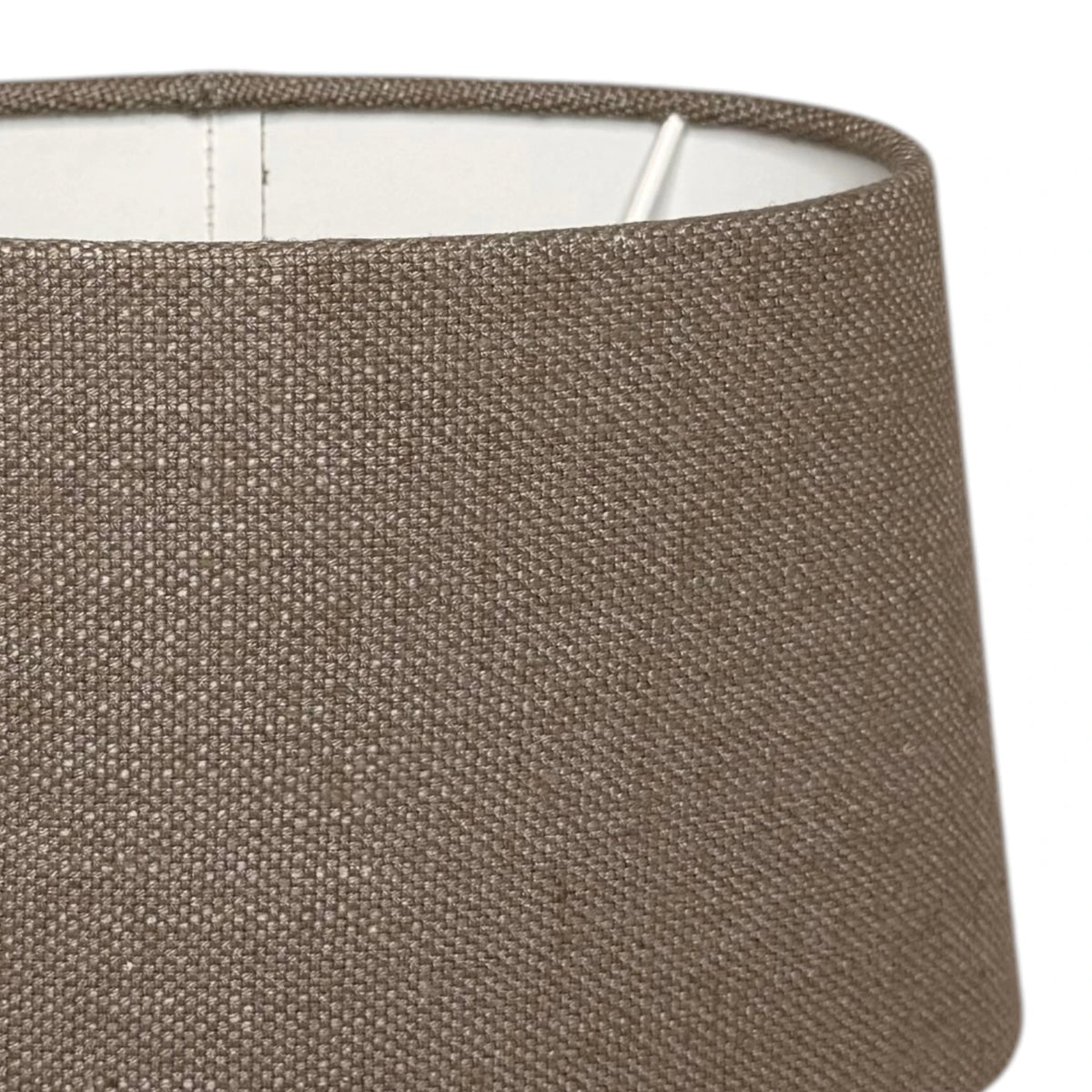 Nahaufnahme der textilen Oberfläche des Lampenschirms in Lever Taupe