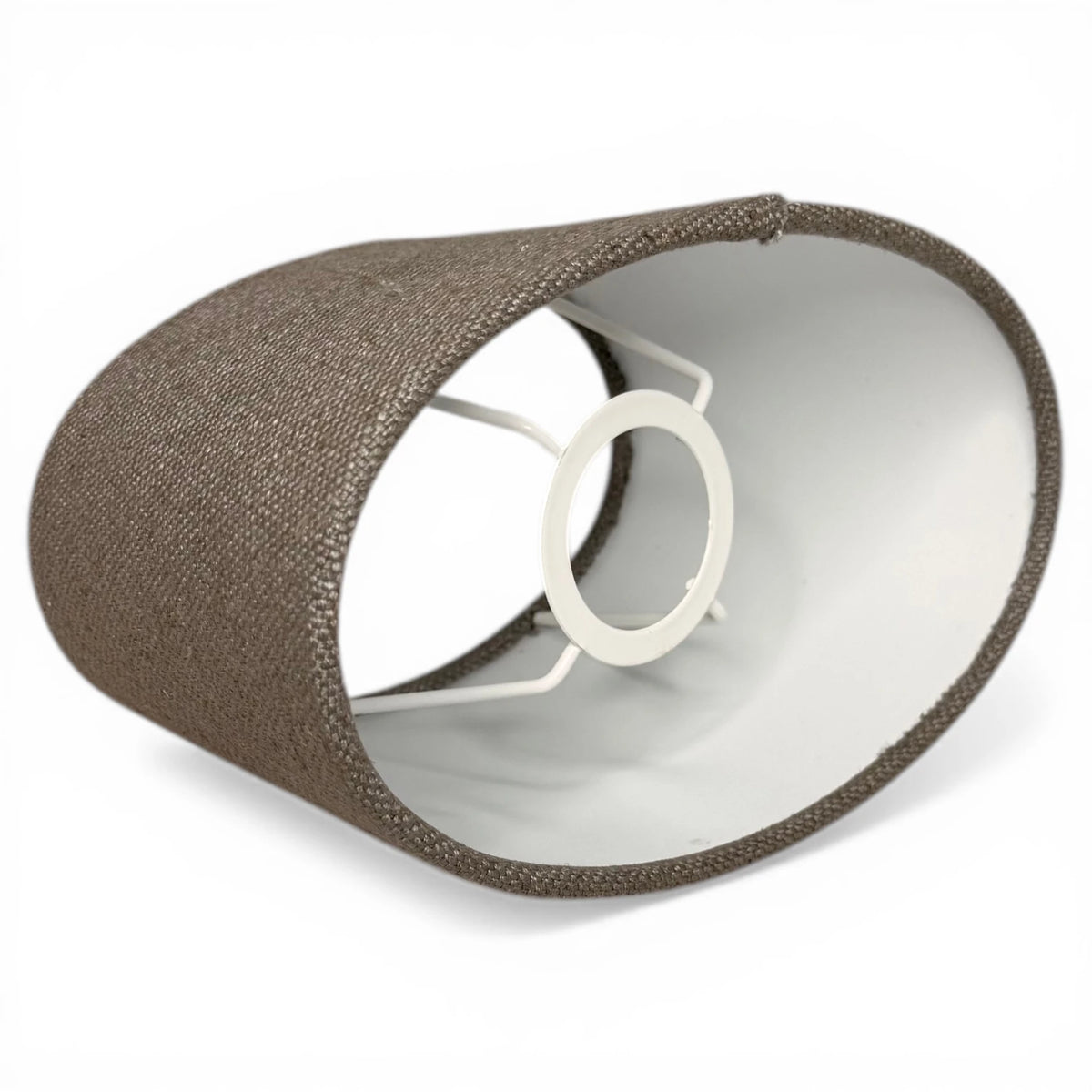 Stofflampenschirm in Lever Taupe mit weißer Innenseite und E27-Aufnahme, Seitenansicht