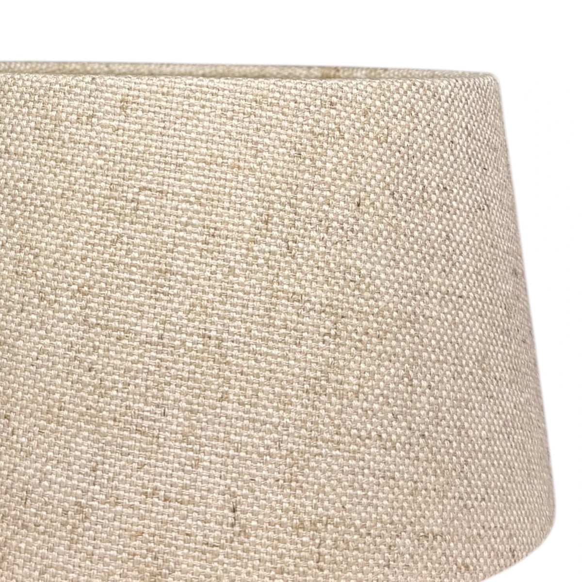 Nahaufnahme der textilen Oberfläche des Lampenschirms in Naturel