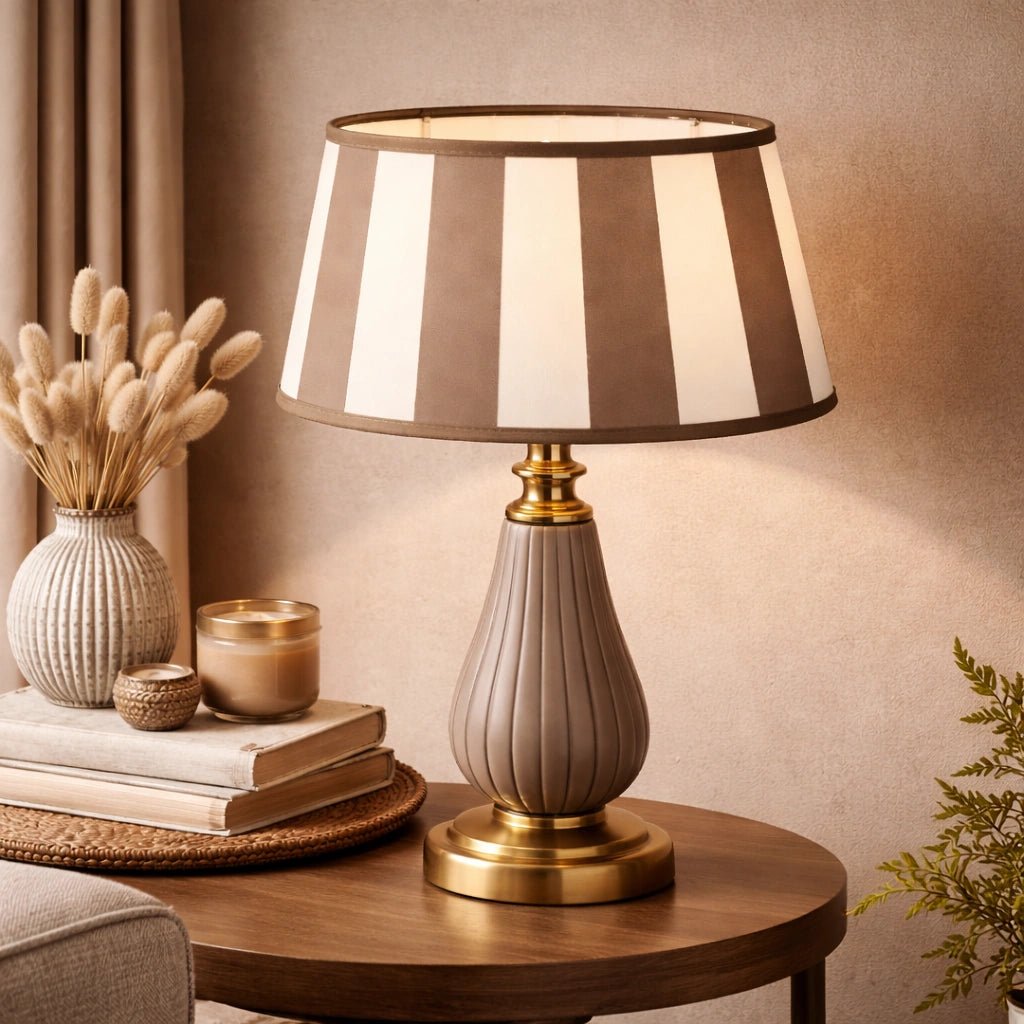Lampenschirm in Taupe mit Streifenmuster auf braun goldenem Tischlampenfuß als Anwendungsbeispiel