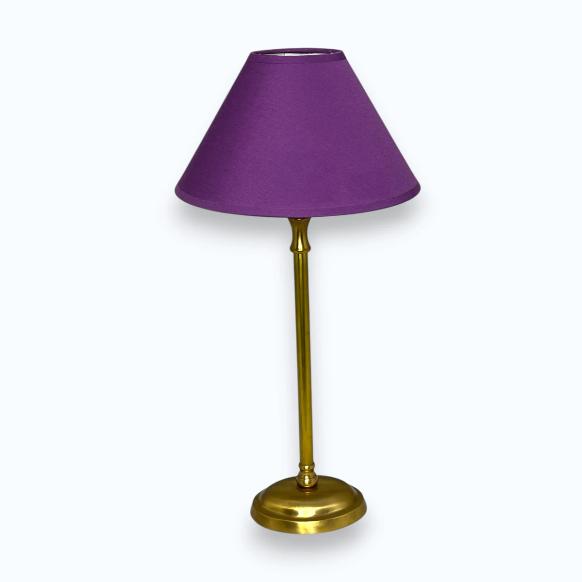 lampenschirm Violett auf ein golfarbendem Fuß.