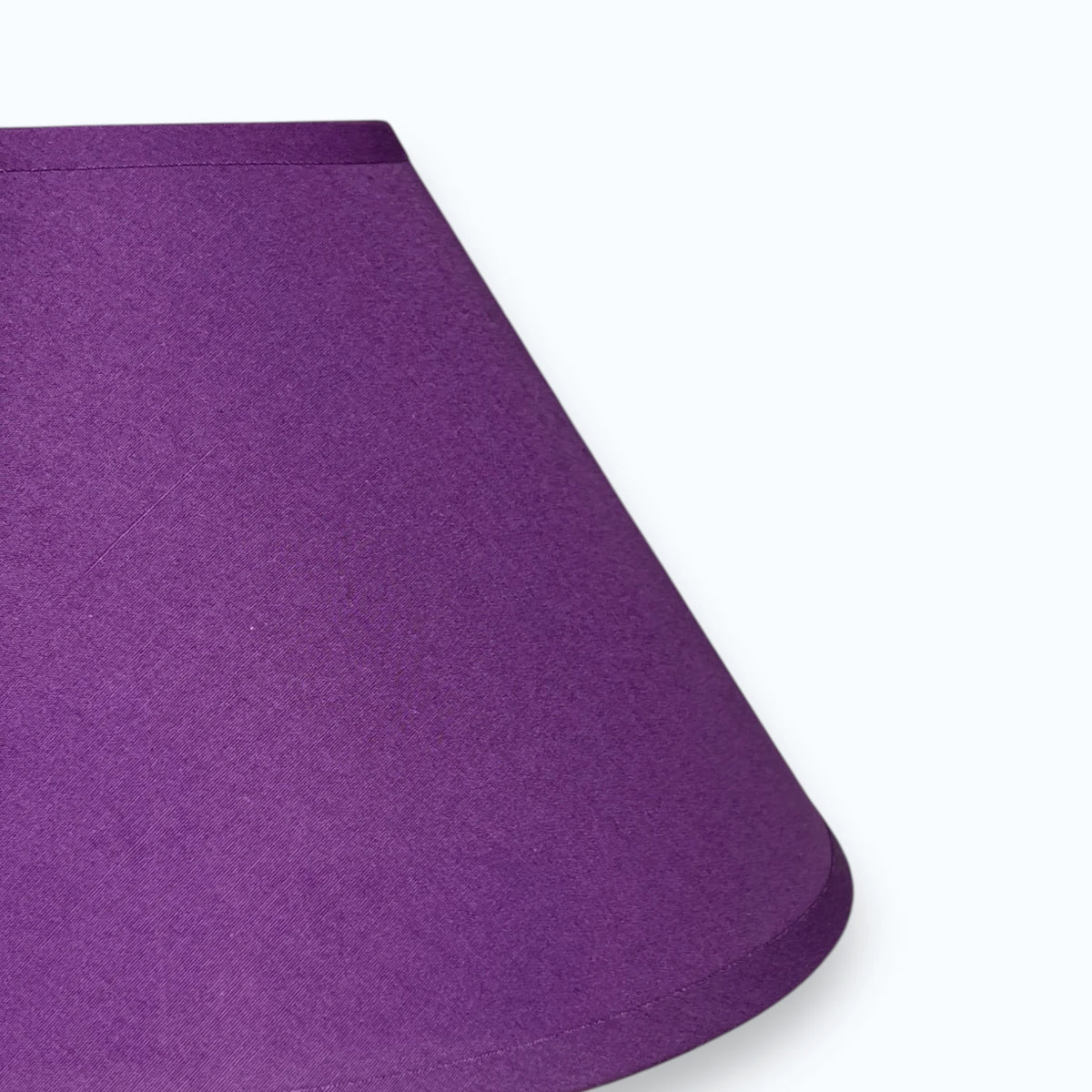 Nahaufnahme des Lampenschirms Various in violett.