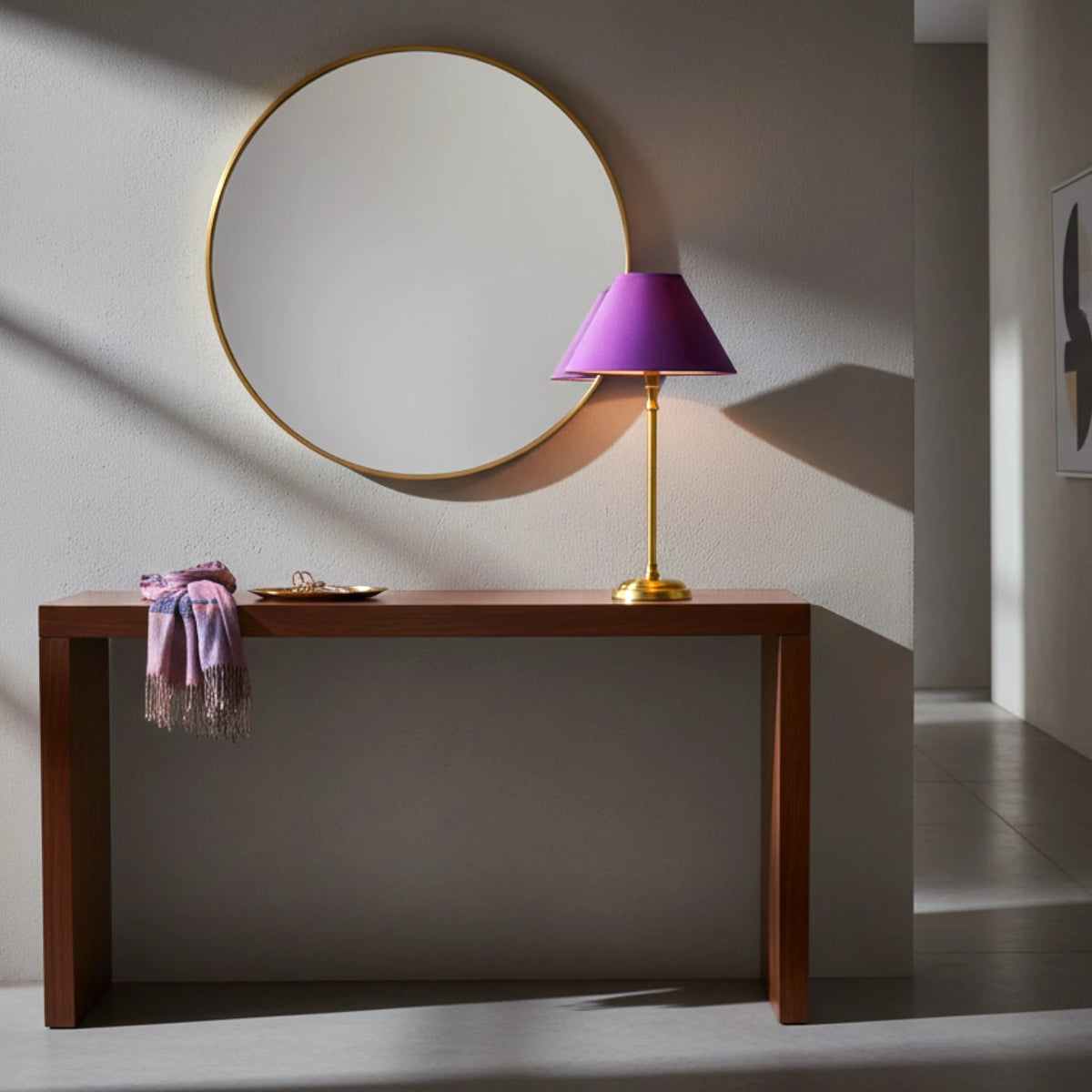 Lampenschirm in Violett auf einer Tischlampe mit schlankem goldfarbenem Fuß auf einem Holztisch in ein Modernen Flur.