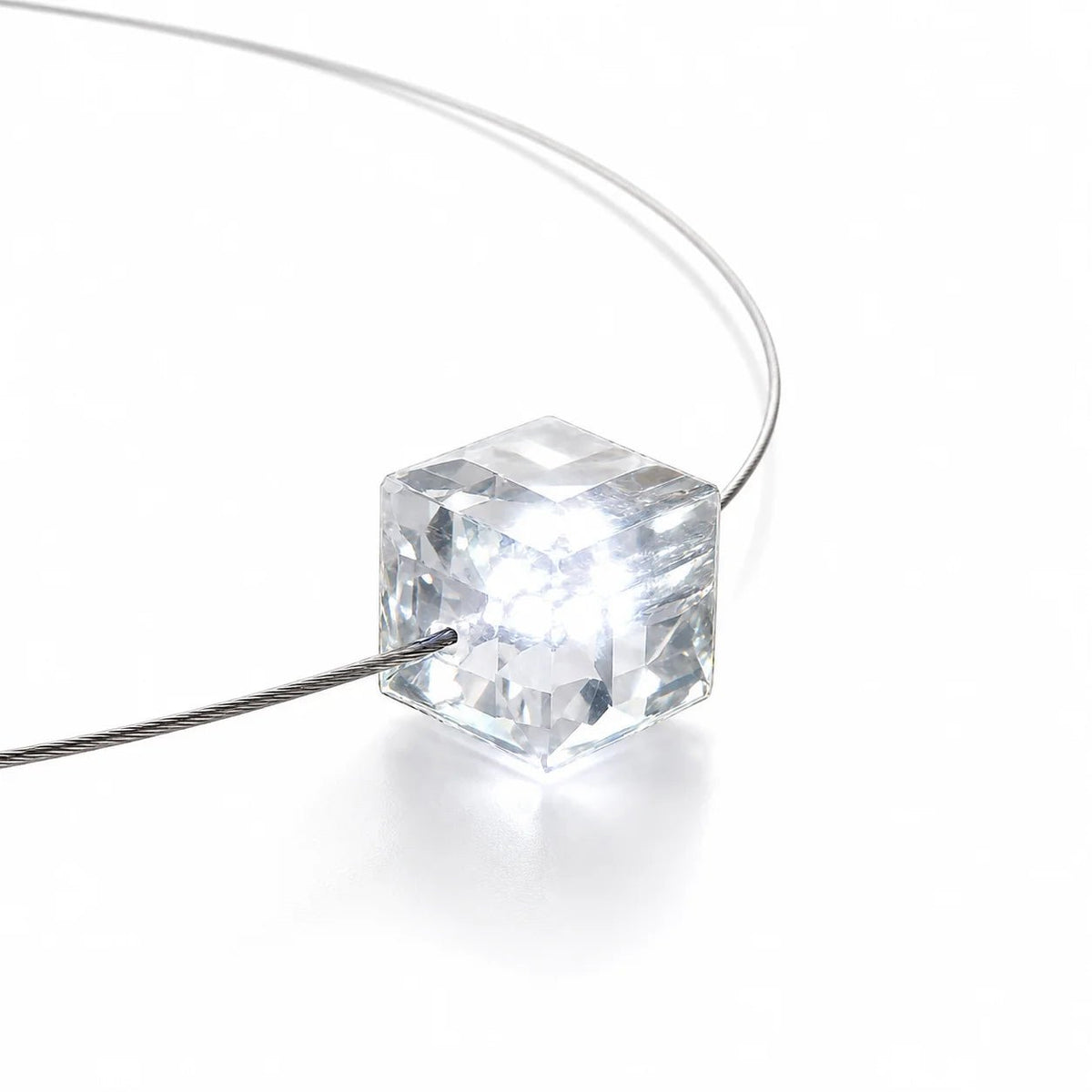 Die leuchtende halskette LED Kristall Cube (geschliffen) Weiß mit Swarovski® Elements von Firejewel vereint Eleganz