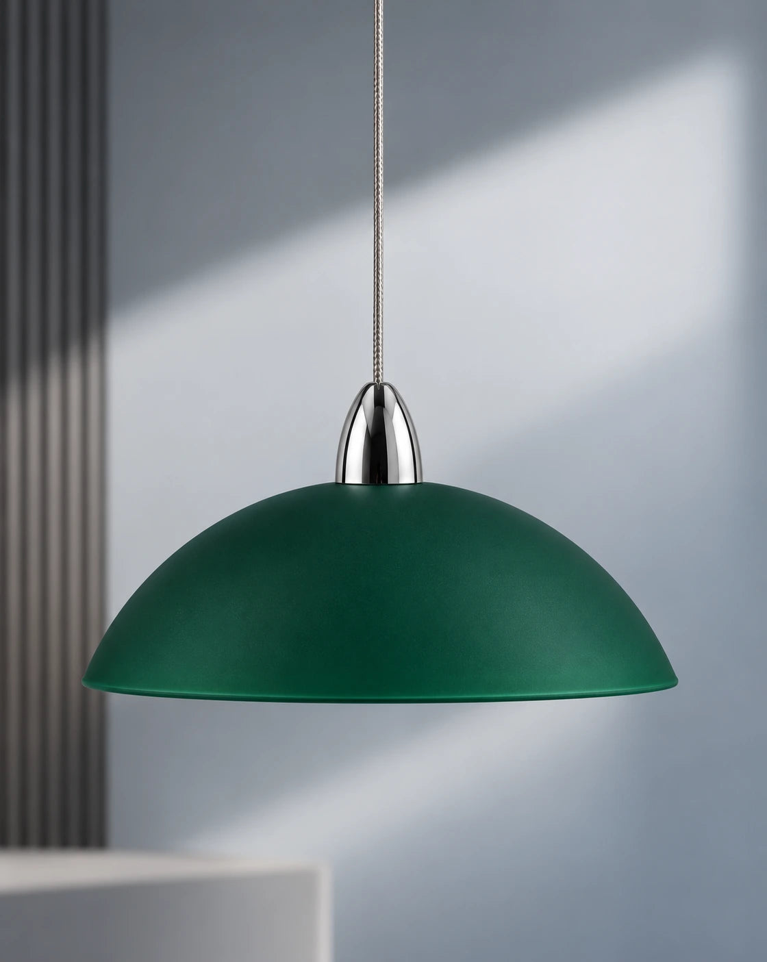 BRUCK SINA Design-Pendelleuchte mit flachem schalenförmigem Glasschirm in Dunkelgrün und hochglänzender Chromhalterung