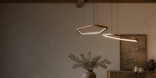 Design-Pendelleuchten mit Holzrahmen und warmem LED-Licht in modernem Wohnraum