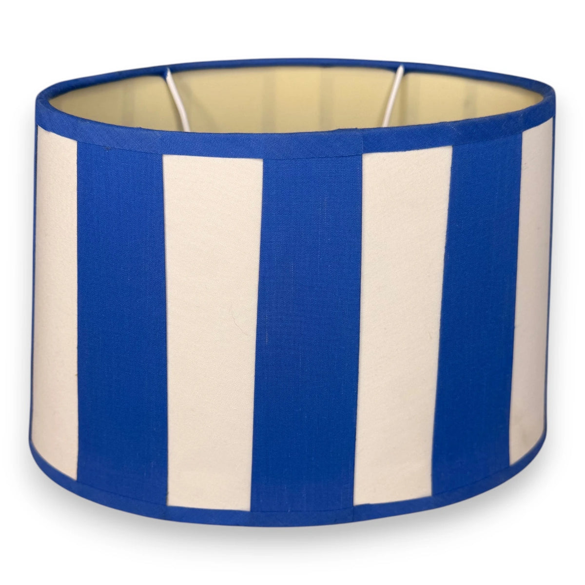 Ovaler Lampenschirm in Blau und Creme mit vertikalem Streifenmuster